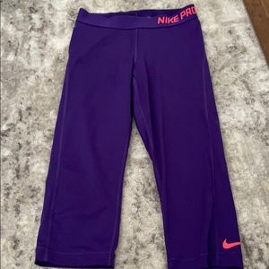 Nike Pro cropped workout leggings